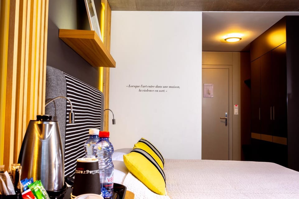 Bed, Coffee/tea facilities, Photo of the whole room, Decorative detail
