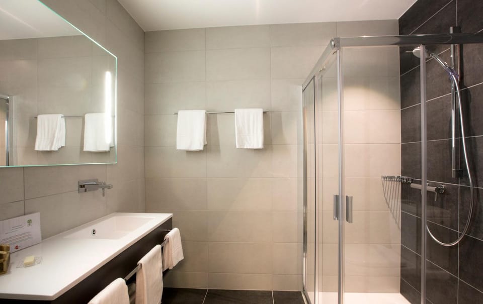 Shower, towels