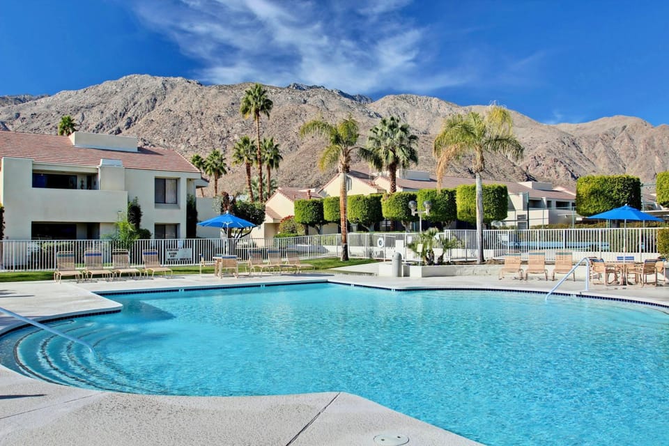 Property building, Day, Mountain view, Swimming pool, Swimming pool, sunbed