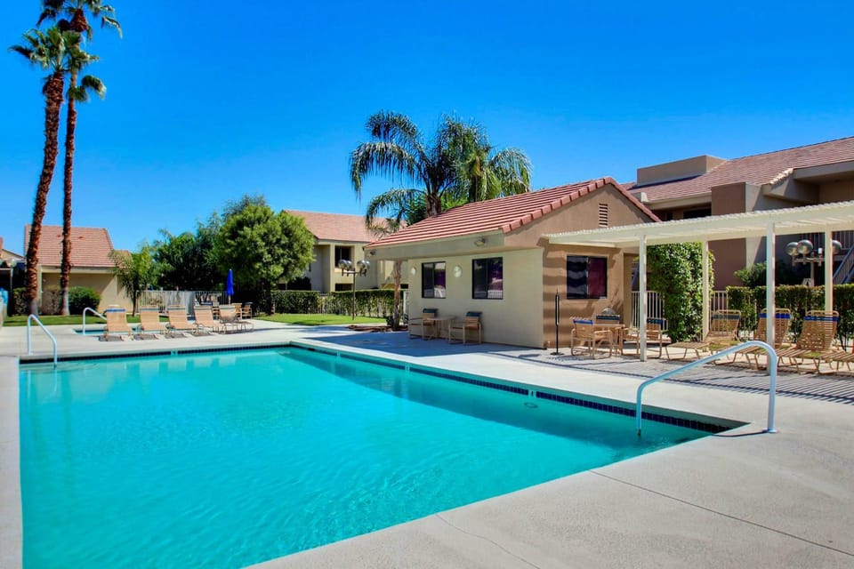 Property building, Day, Pool view, Swimming pool, Swimming pool, sunbed
