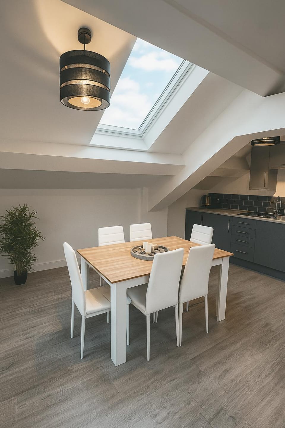 Kitchen or kitchenette, Dining area