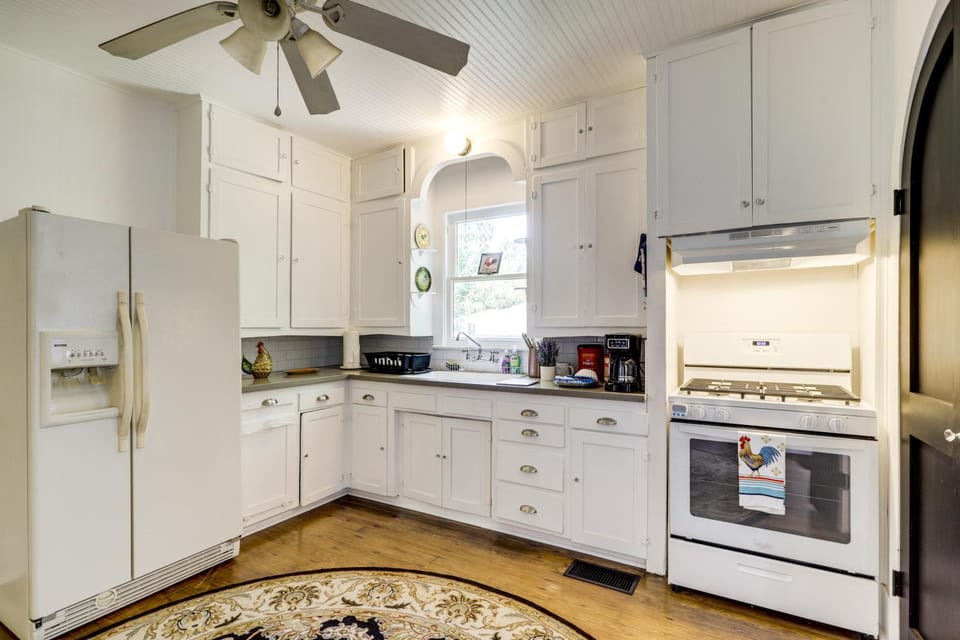 1 Mi to Dtwn! Restored 1930s Brenham Retreat House in Brenham