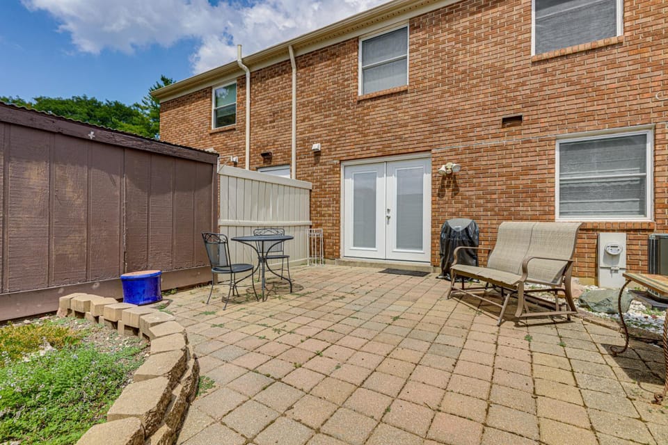 Townhome 10 Mi to WPAFB & Dayton! House in Beavercreek