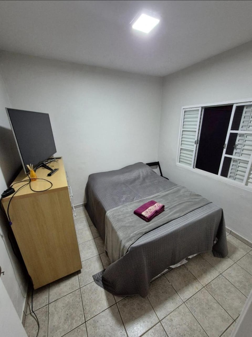 Bed, TV and multimedia, Photo of the whole room, Bedroom