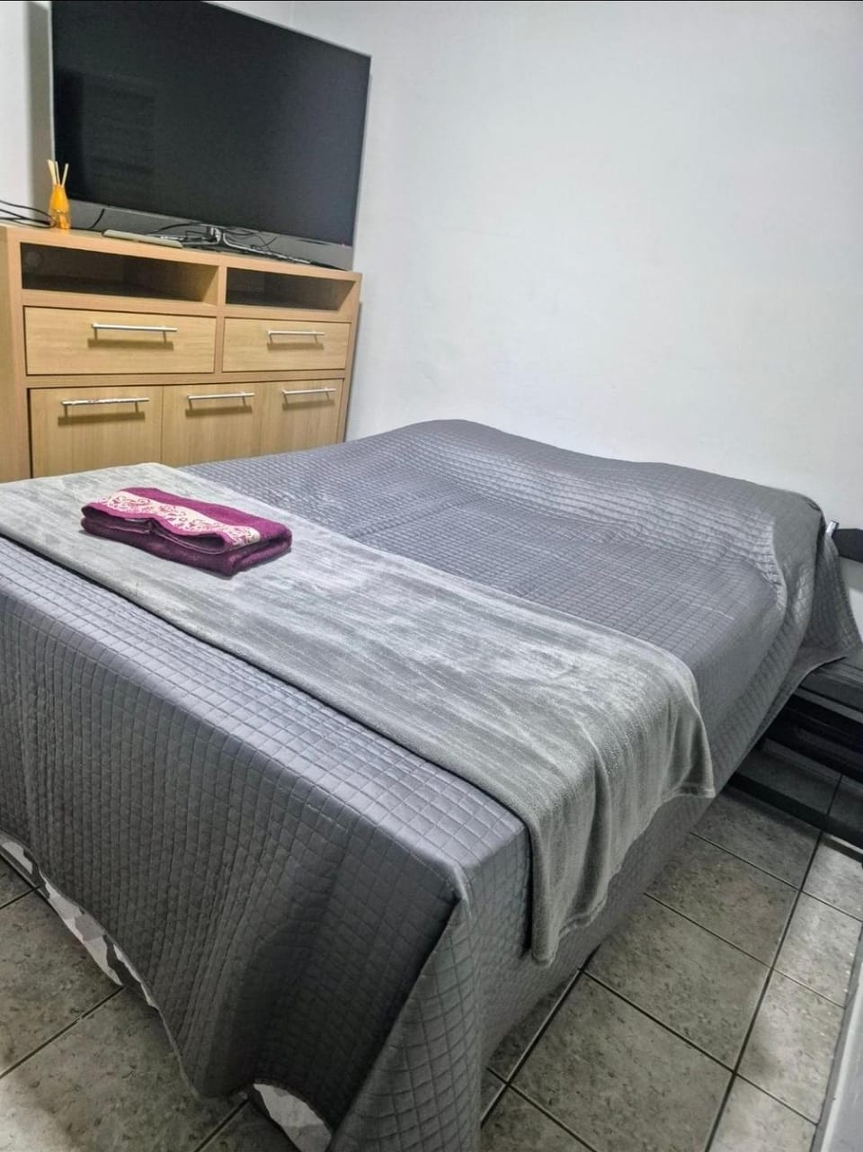 Bed, TV and multimedia, Bedroom, towels