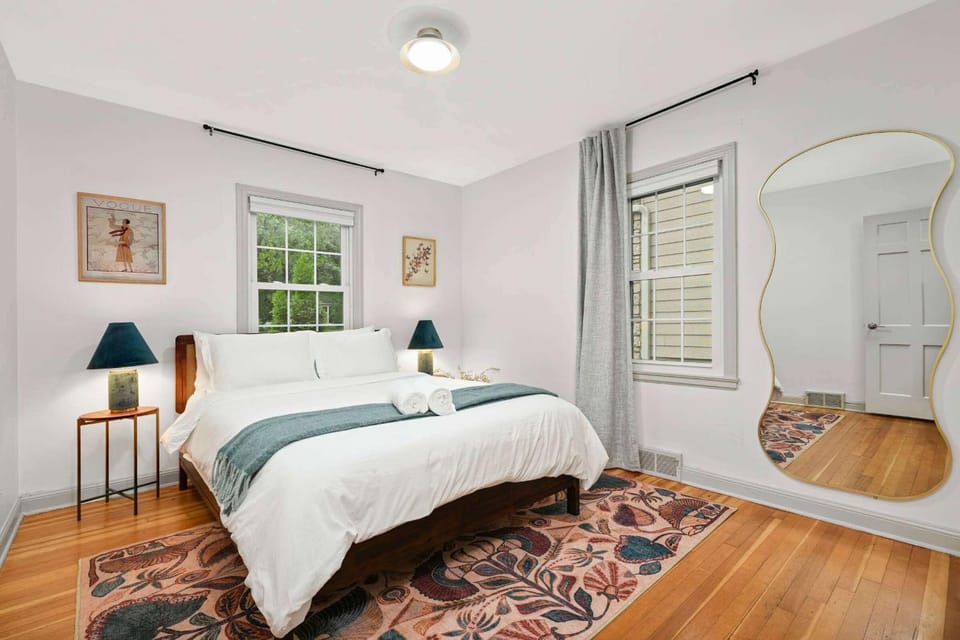 Bed, Photo of the whole room, Bedroom