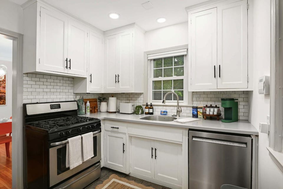 Coffee/tea facilities, Kitchen or kitchenette, dishwasher, oven, stove, toaster