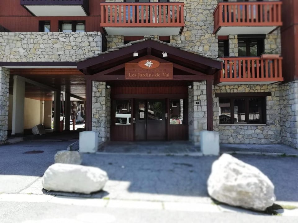 Résidence Les Jardins De Val - Appartement 2 pièces Cabine 6 personnes à Val d'isère à 350m du centre du village et 450m des pistes, place de parking incluse MAE-2664 Cabin in Val dIsere
