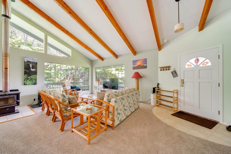 Private Hot Tub and Deck Tranquil Volcano Hideaway! House in Volcano