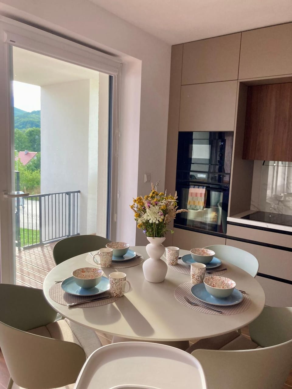 Kitchen or kitchenette, Seating area, Dining area