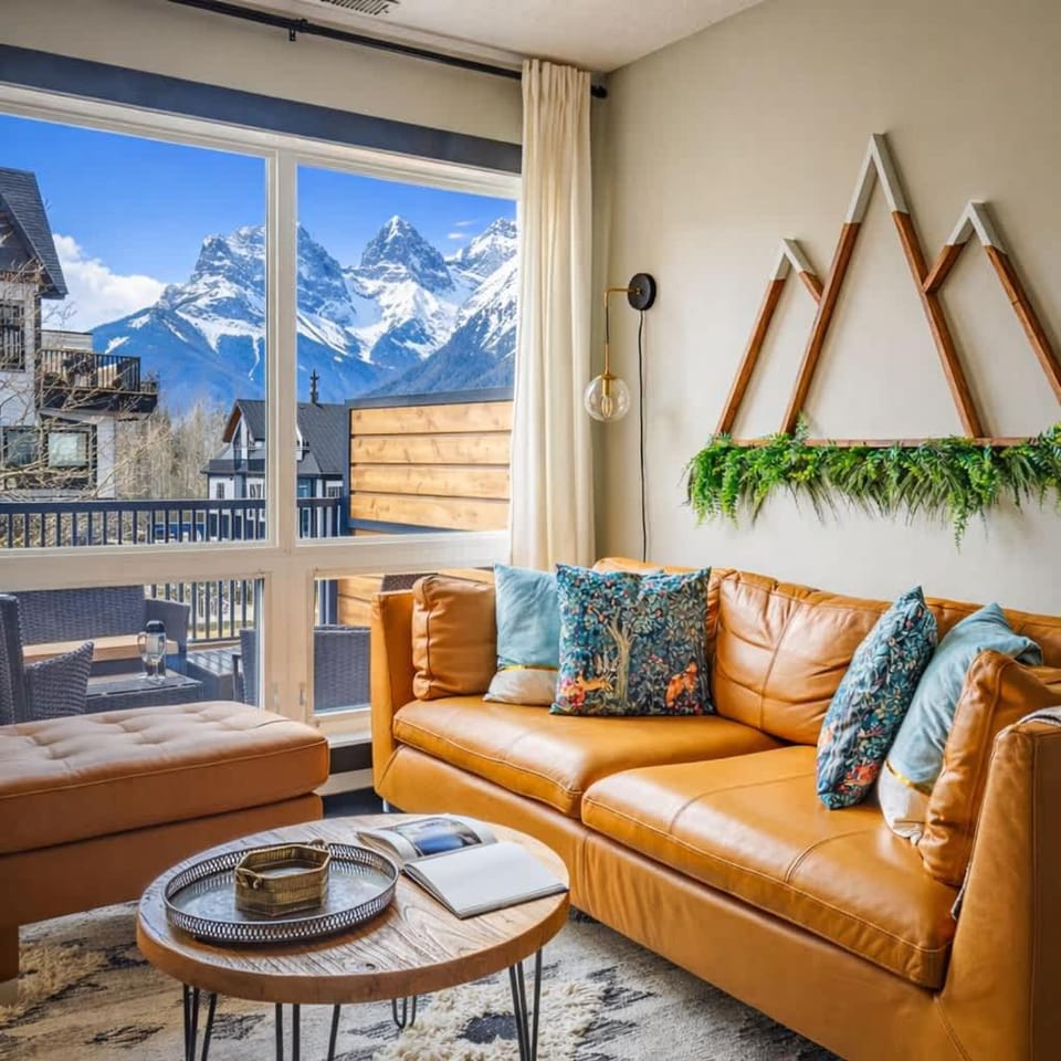Living room, Seating area, Mountain view