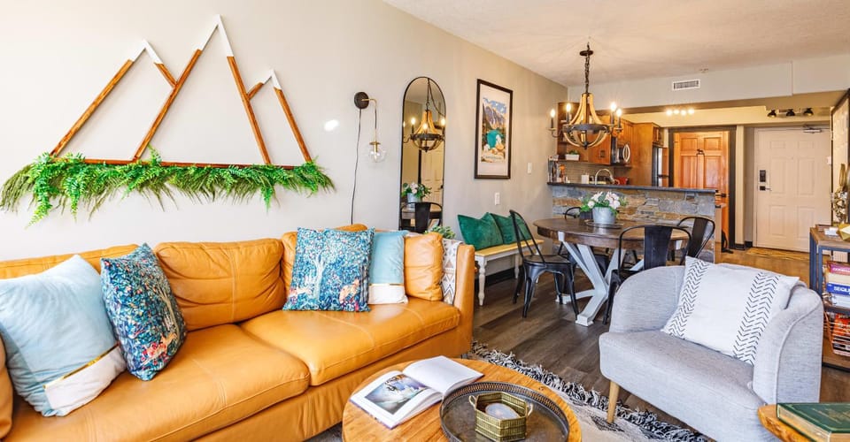 Kitchen or kitchenette, Living room, Seating area, Dining area
