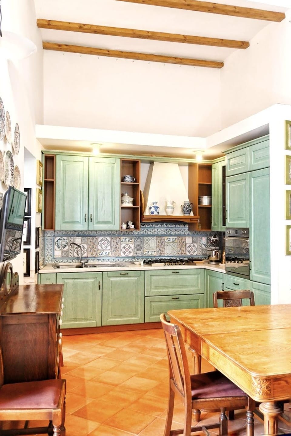 Kitchen or kitchenette, Dining area