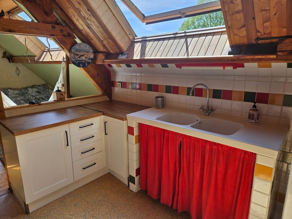 Kitchen or kitchenette