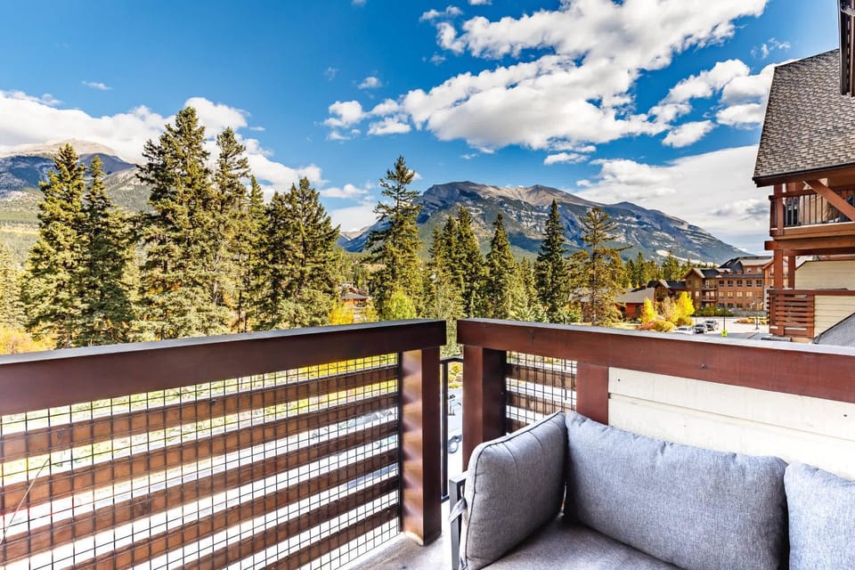 Creekside at Rundle Cliffs Lodge House in Canmore