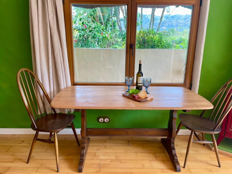 Seating area, Dining area, Alcoholic drinks