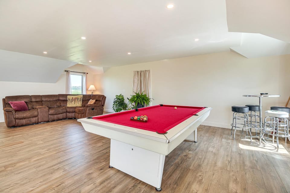 Grill Out, Play Pool: Huge Home on Lake Champlain! House in Lake Champlain
