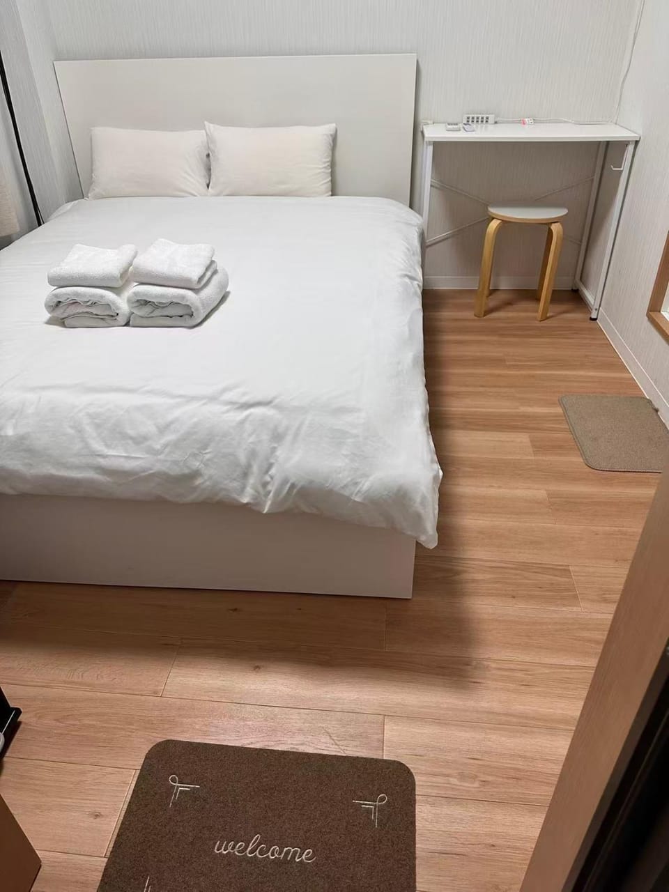 Bed, Photo of the whole room, Bedroom, towels