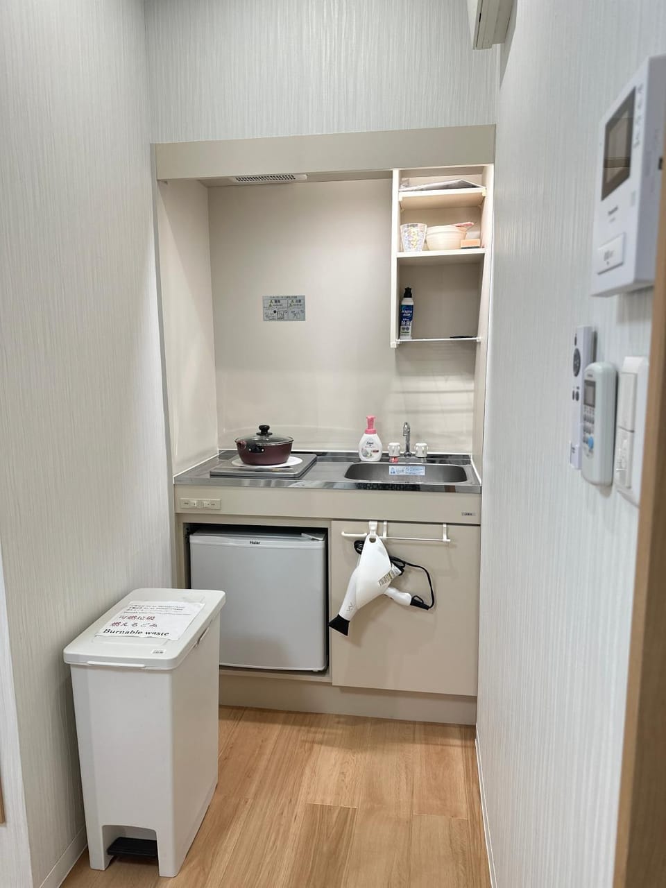 Kitchen or kitchenette, minibar