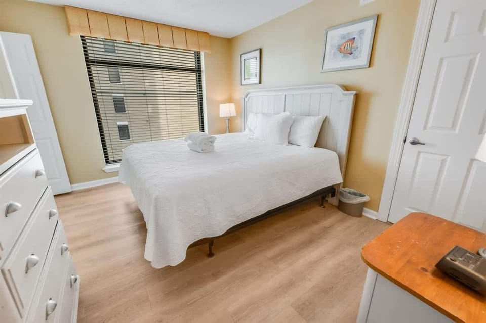 Amazing Oceanfront condo w pools & hot tub access House in Myrtle Beach