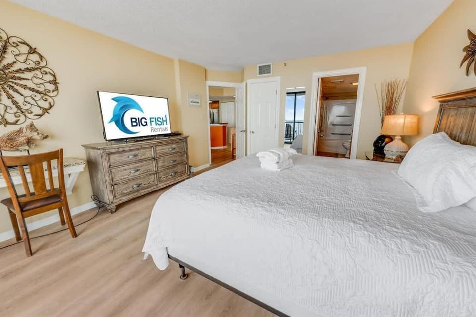 Amazing Oceanfront condo w pools & hot tub access House in Myrtle Beach