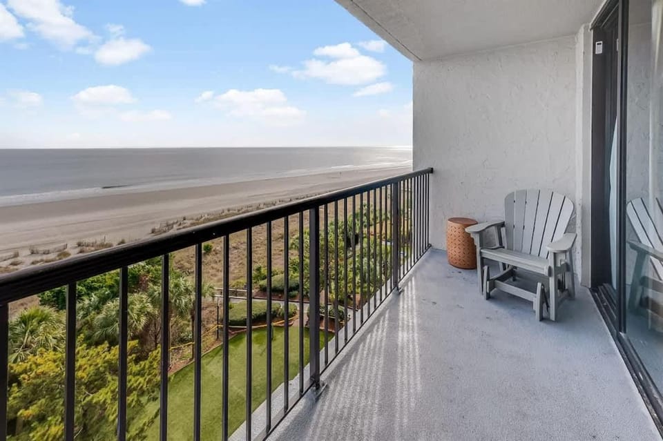 Amazing Oceanfront condo w pools & hot tub access House in Myrtle Beach