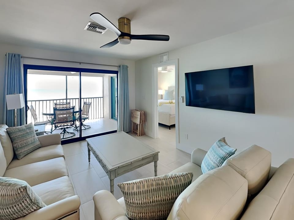 TV and multimedia, View (from property/room), Balcony/Terrace, Living room, Seating area, Sea view, furniture
