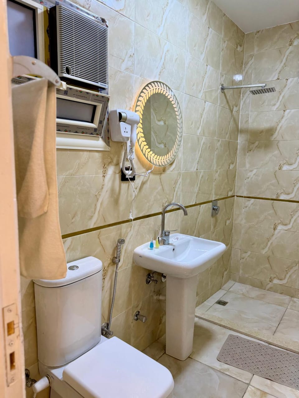 Shower, Toilet, Hot Tub, Bathroom, Bath, bidet, towels