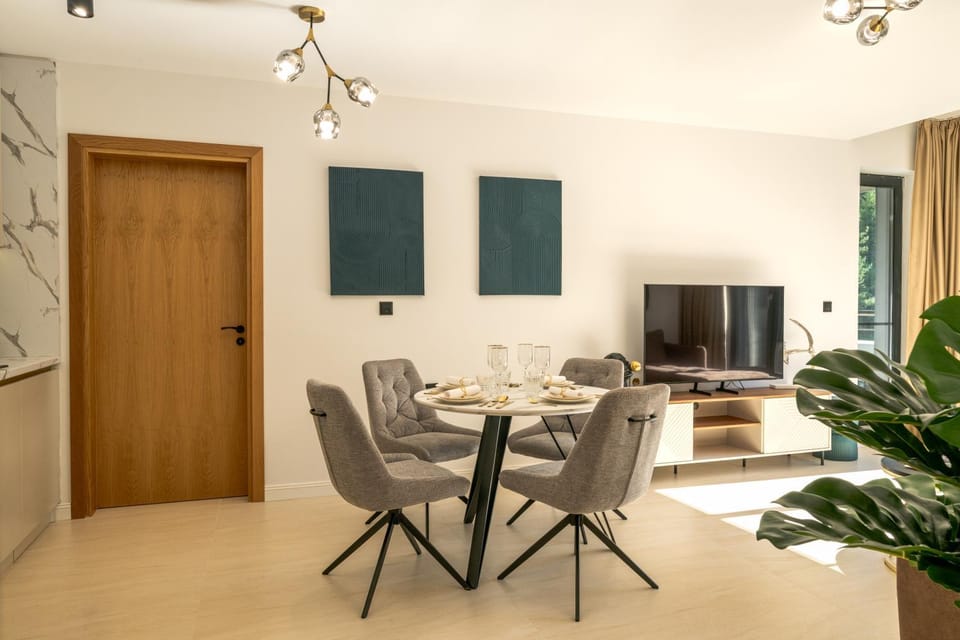 Communal lounge/ TV room, TV and multimedia, Living room, Seating area, Dining area, Evening entertainment