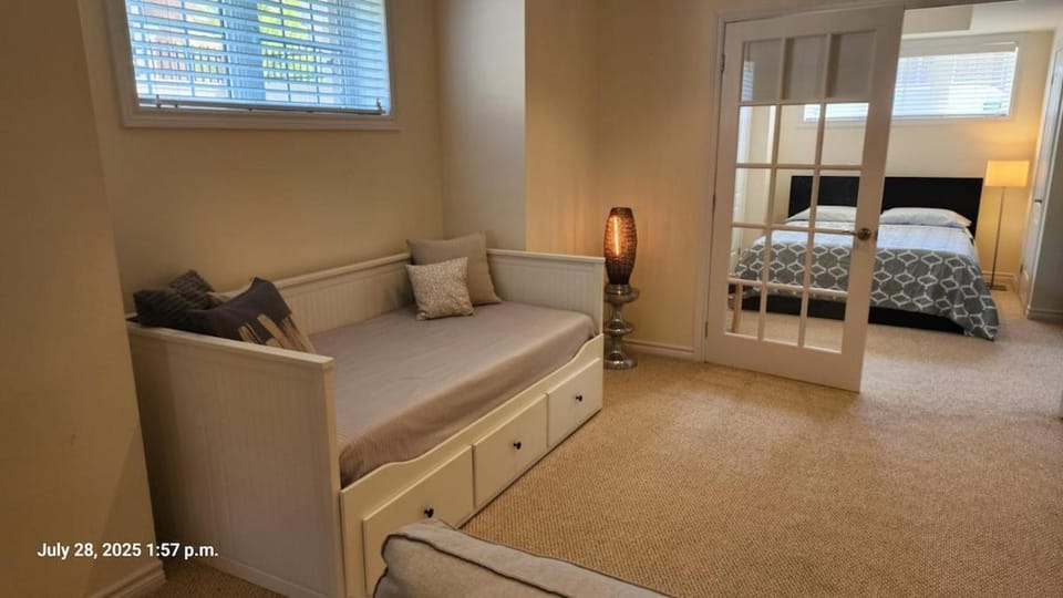 Spacious 2 BR, 3 beds, sleeps 6, kitchen, laundry Apartment in Richmond Hill