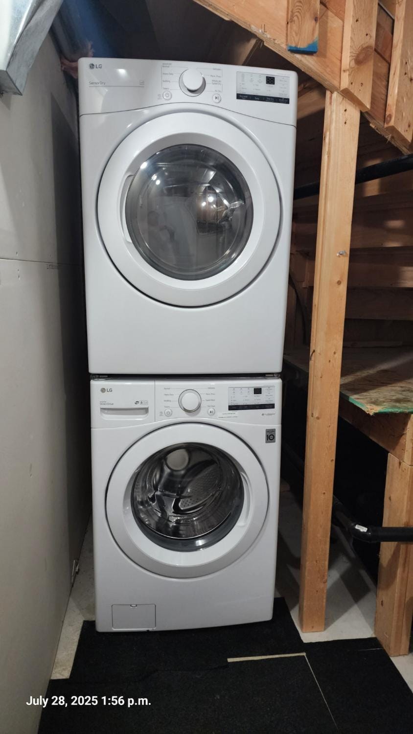 Spacious 2 BR, 3 beds, sleeps 6, kitchen, laundry Apartment in Richmond Hill