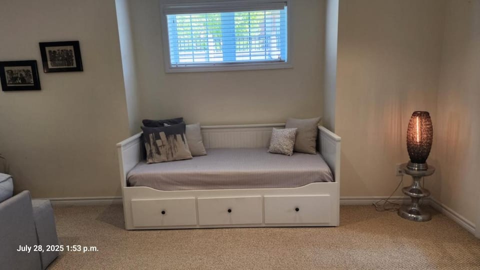 Spacious 2 BR, 3 beds, sleeps 6, kitchen, laundry Apartment in Richmond Hill