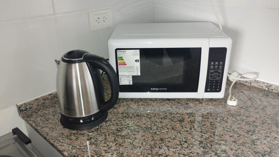 Coffee/tea facilities, Kitchen or kitchenette, microwave