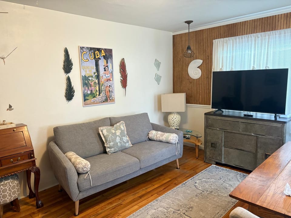 Mid Century Retreet Apartment in Lakeland
