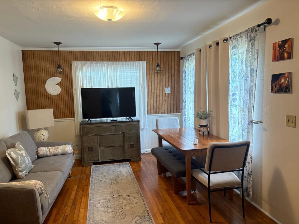 Mid Century Retreet Apartment in Lakeland