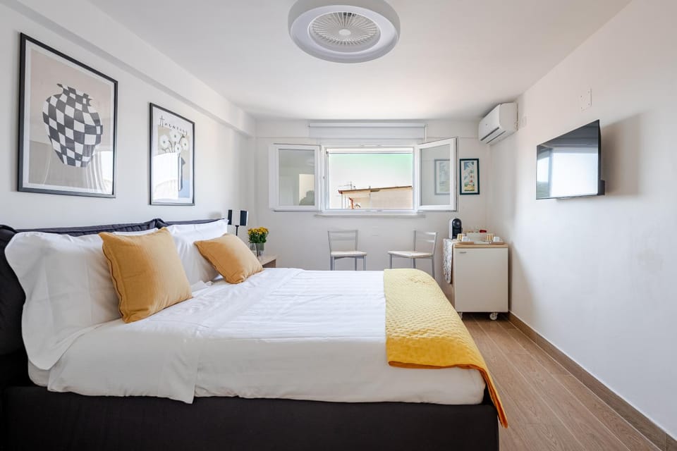 Bed, TV and multimedia, Photo of the whole room, Bedroom