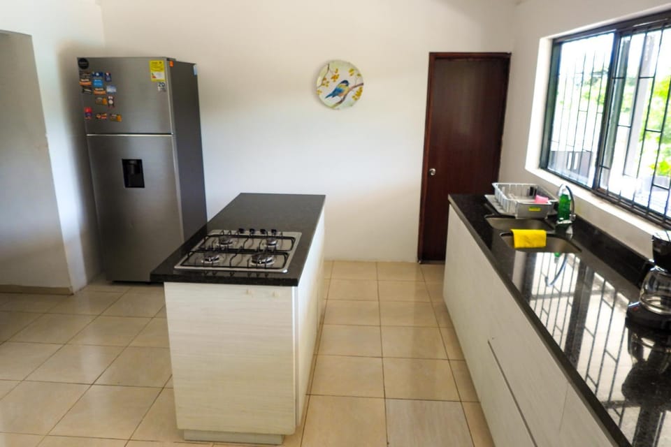Coffee/tea facilities, Kitchen or kitchenette, stove