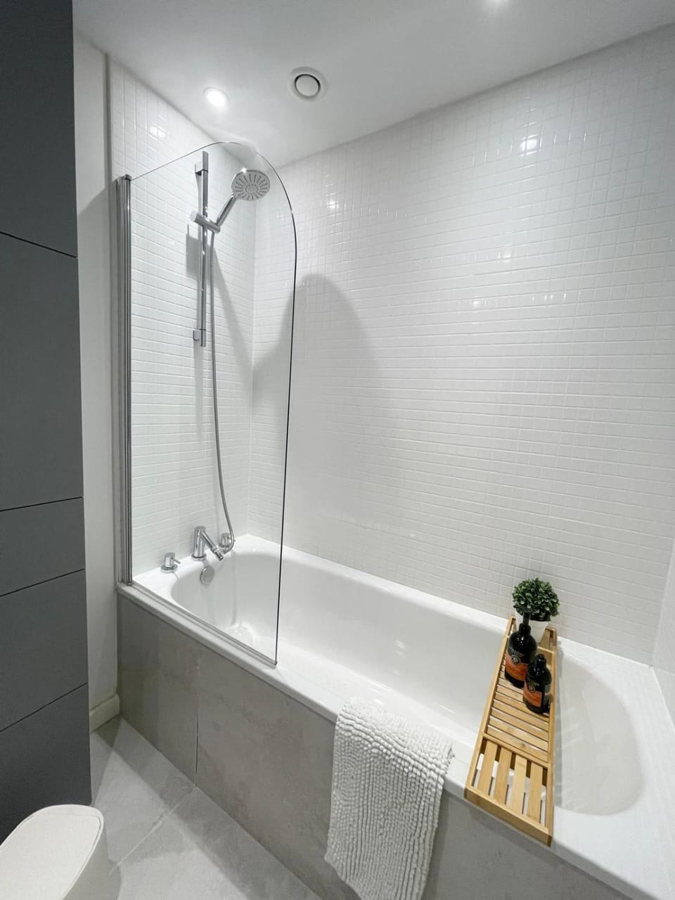 Private room and bathroom in shared flat with parking Vacation rental in Glasgow