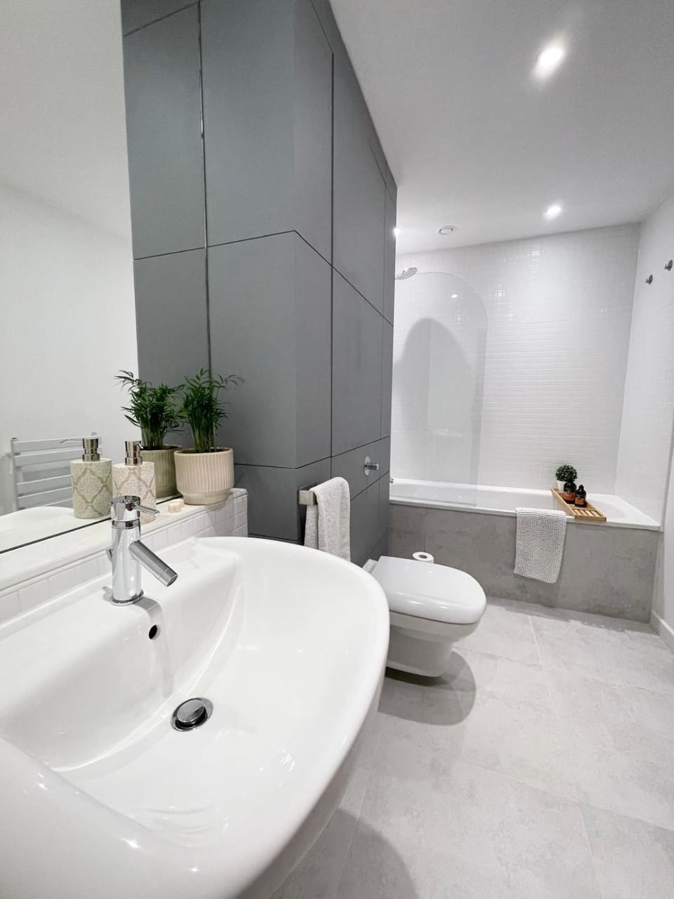 Private room and bathroom in shared flat with parking Vacation rental in Glasgow