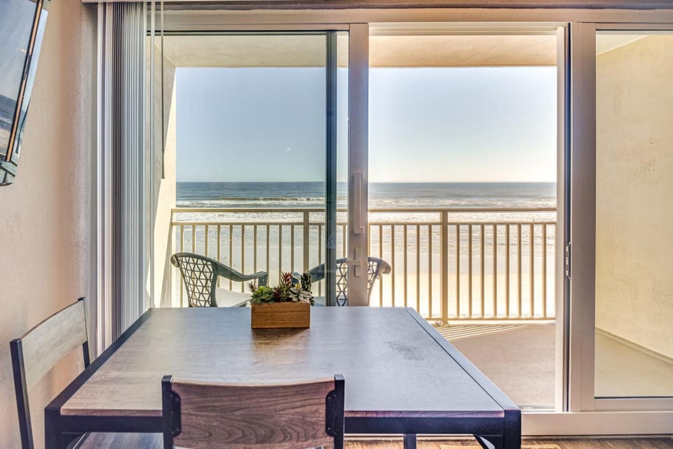 Oceanfront Gem - Walk to Daytona Beach Pier! Apartment in Florida