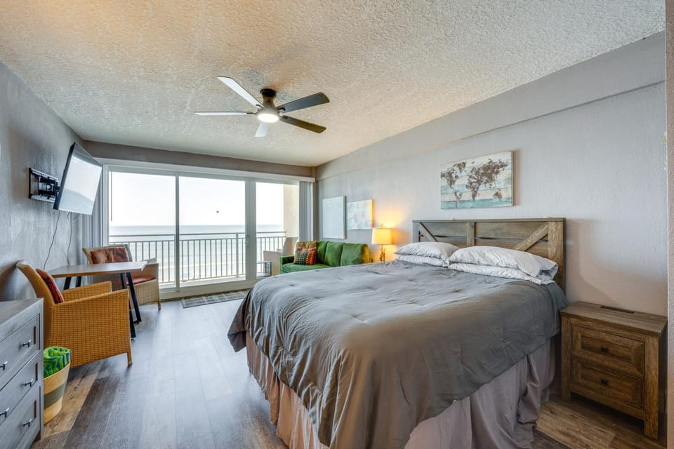 Oceanfront Gem - Walk to Daytona Beach Pier! Apartment in Florida