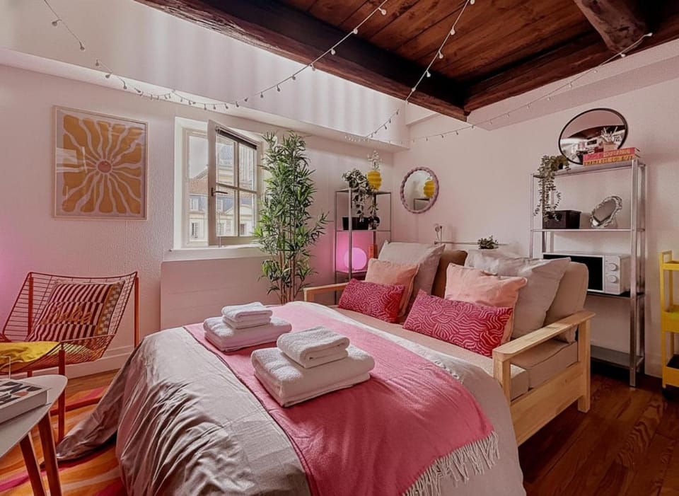 Bed, Living room, towels