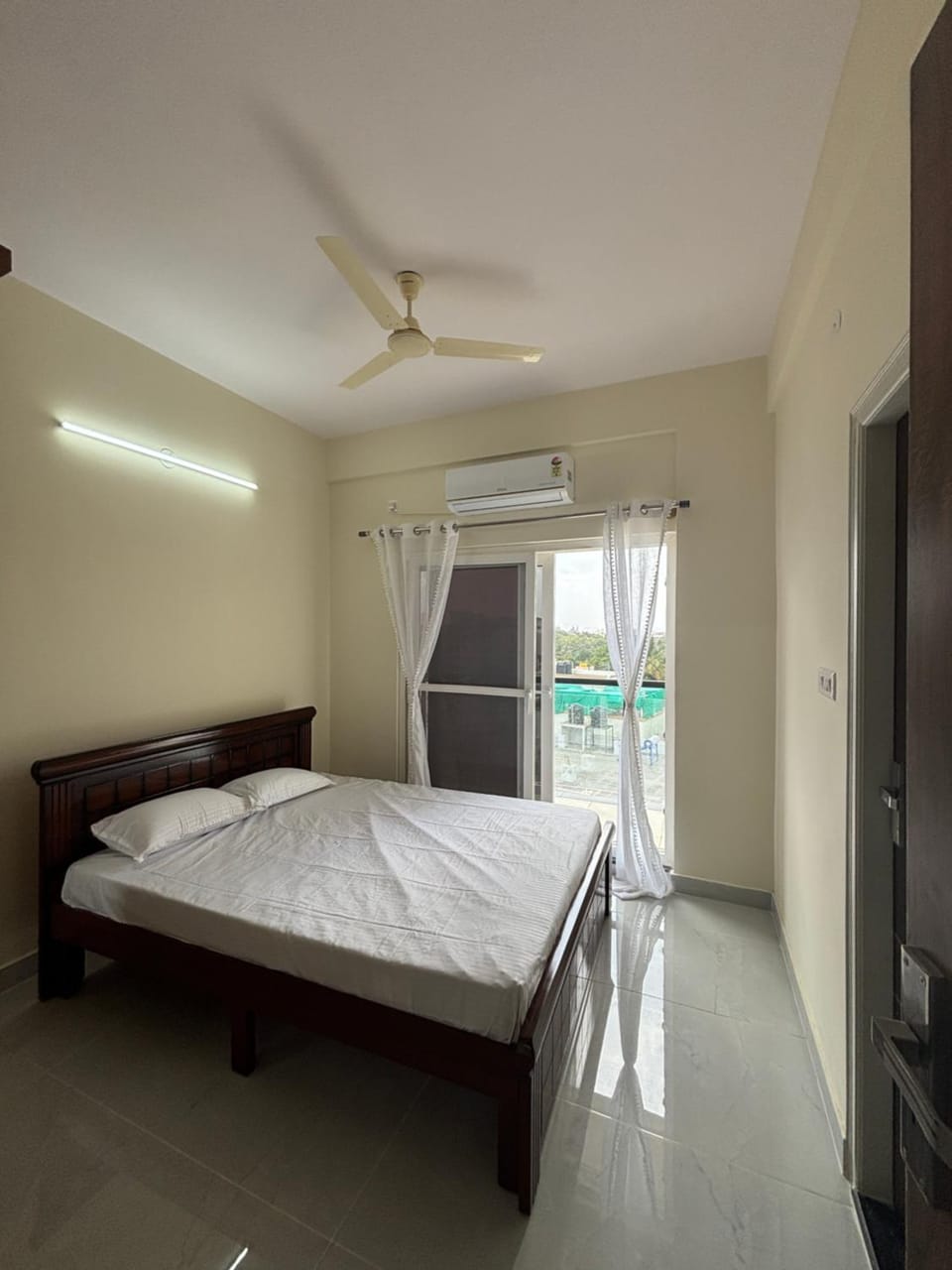 Bed, Photo of the whole room, Bedroom, air conditioner