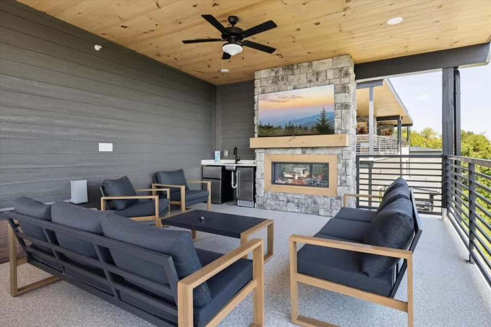 Peak Overlook by Beyond Expectations w Hot Tub House in Pigeon Forge