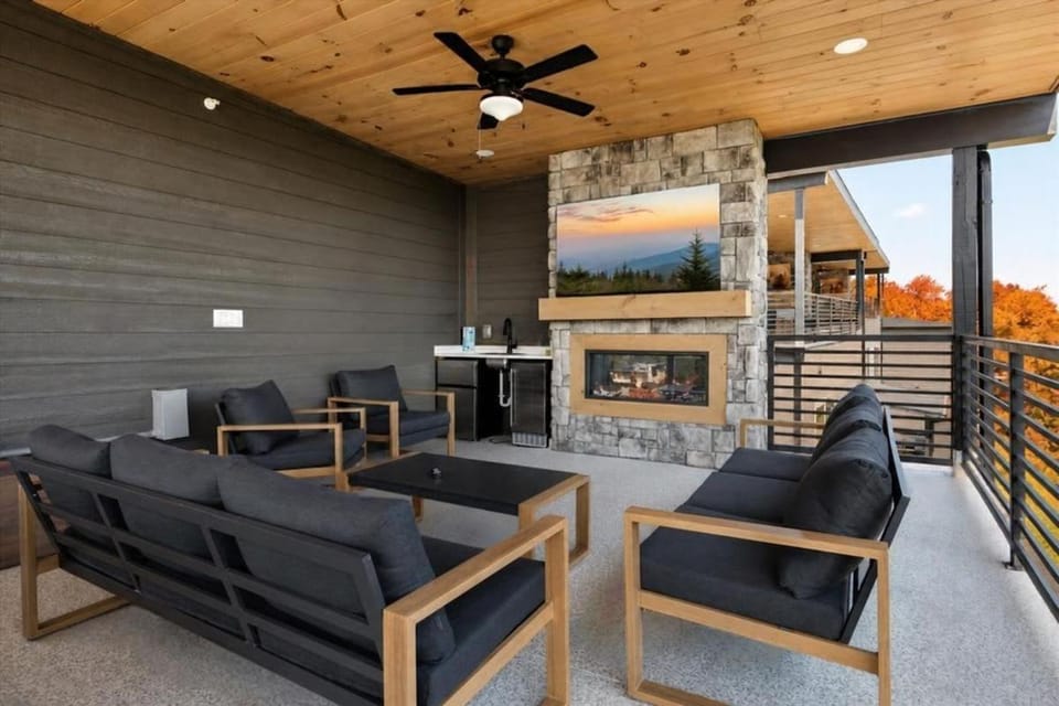 Peak Overlook by Beyond Expectations w Hot Tub House in Pigeon Forge