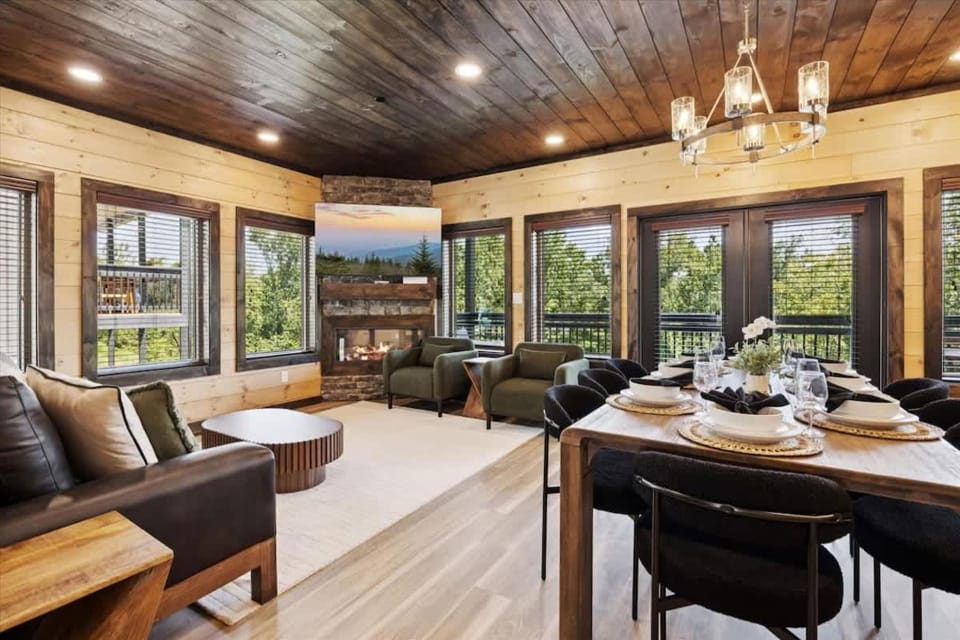 Peak Overlook by Beyond Expectations w Hot Tub House in Pigeon Forge