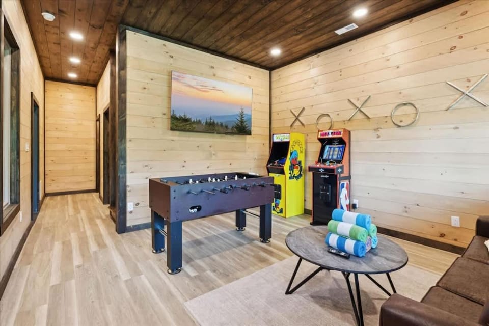 Peak Overlook by Beyond Expectations w Hot Tub House in Pigeon Forge