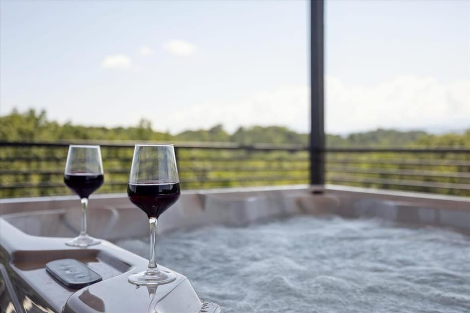 Peak Overlook by Beyond Expectations w Hot Tub House in Pigeon Forge