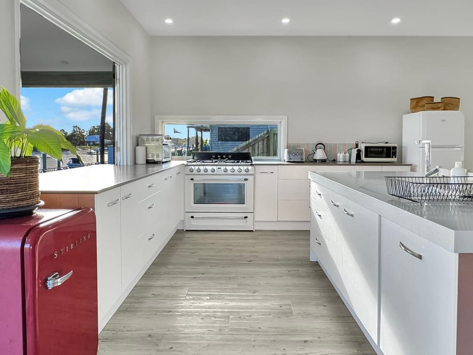 Kitchen or kitchenette, dishwasher, minibar, oven, pet friendly, stove, toaster