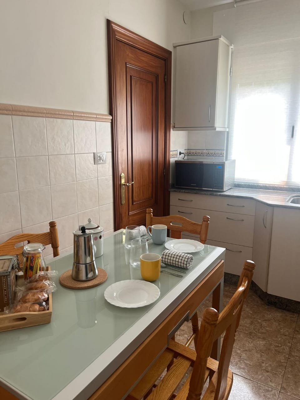 Coffee/tea facilities, Kitchen or kitchenette, Food and drinks, Dining area, Food